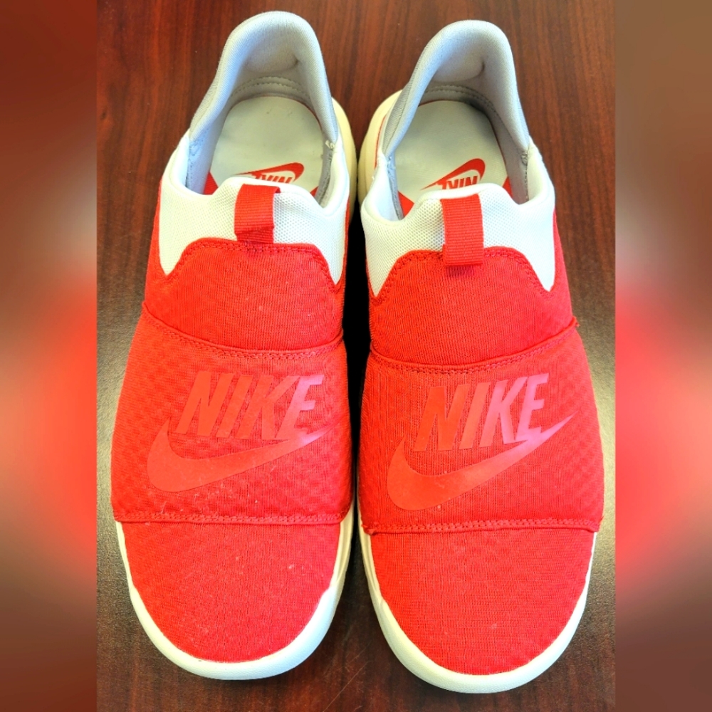 Nike Benassi slip-on shoe university red size 11